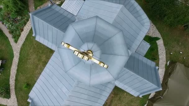 Croix - dôme de l'église - photographie aérienne — Video