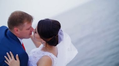 yeni evliler nehir kenarında yürüyüş