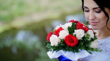 yeni evliler nehir kenarında yürüyüş