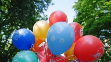 Arka plan ağaç kron üzerinde balonlar