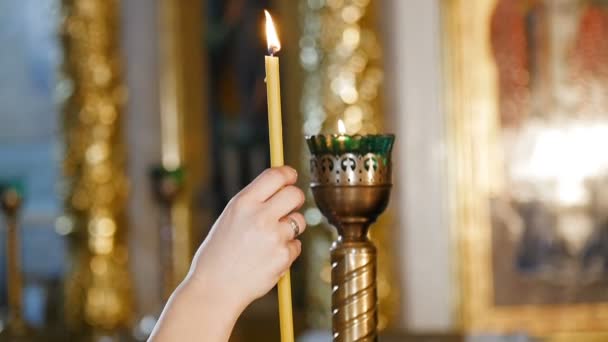 Noiva põe uma vela na igreja — Vídeo de Stock