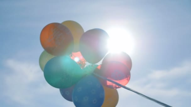 Ballonnen tegen de hemel en zon — Stockvideo