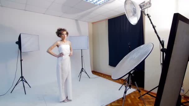 Schöne Mädchen posiert für ein Foto - Backstage der Fotosession — Stockvideo