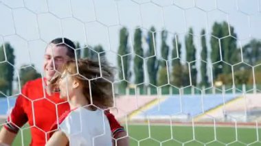 genç bir adam ve güzel bir kız futbol sahasında dans