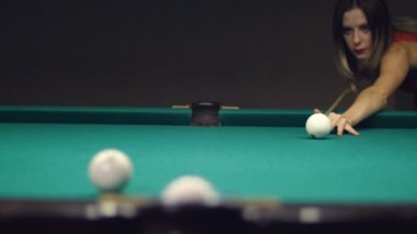 Pool oyunu - bir kız bir darbe topları yapar