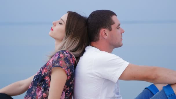 Älskare som sitter på stranden av floden — Stockvideo