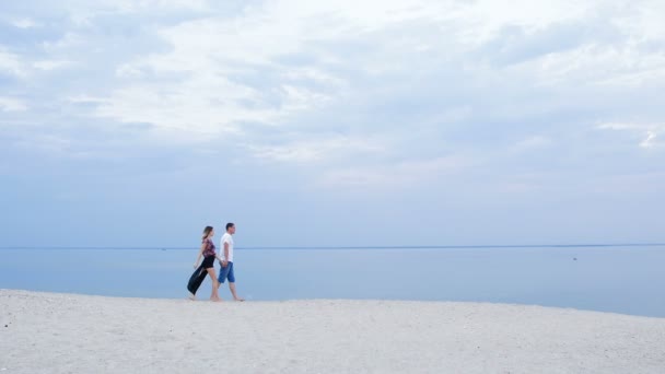 Älskar promenader längs flodstranden — Stockvideo