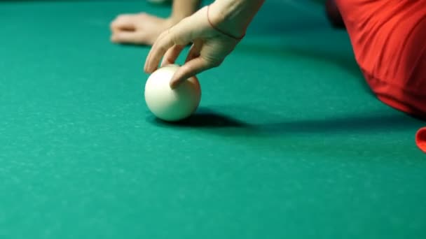 Belle fille jouant billiard ball — Video