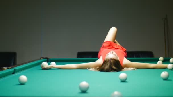 Gars joue au billard une fille allongée sur la table de billard — Video