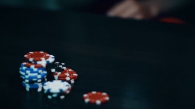 poker oyunu - throw kartlar poker fişleri yakınındaki