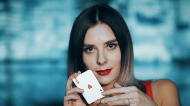 Vacker tjej visar sina kort - pokerspel — Stockvideo