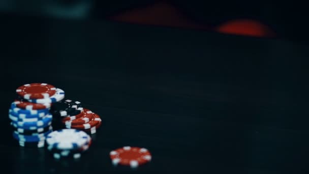 Poker oyunu - throw kartlar poker fişleri yakınındaki — Stok video