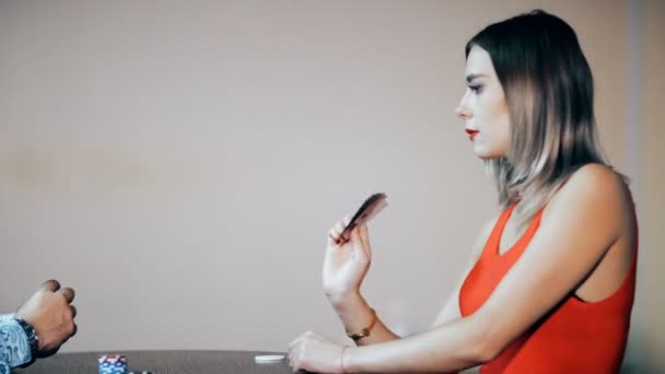 가 포커 게임 여자-여자 알몸 묻는 남자 — 비디오