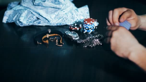 Κορίτσι που έχασε στο πόκερ - απογειώνεται από τα ρούχα — Αρχείο Βίντεο