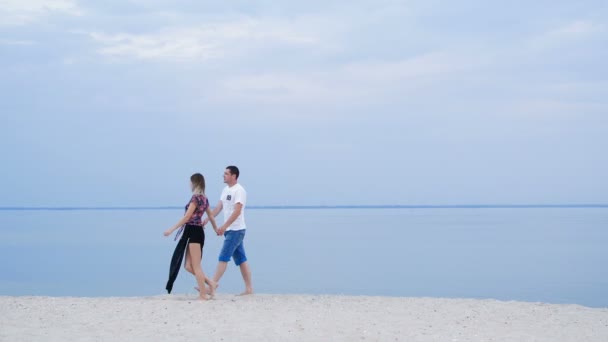 Amanti passeggiando sulla riva del fiume — Video Stock