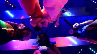 bir partide ellerinde - gözlüklü bir doğum günü partisinde bir disko dans güzel kızlar