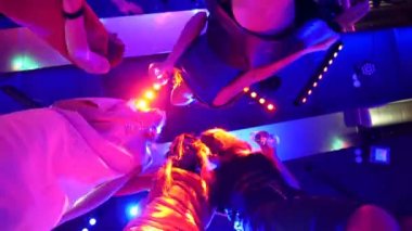 bir partide ellerinde - gözlüklü bir doğum günü partisinde bir disko dans güzel kızlar