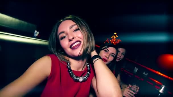 Mooi meisje op het feest maken selfie - viering van de verjaardag — Stockvideo