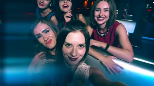 Menina bonita na festa fazer selfie - comemorando aniversário — Vídeo de Stock