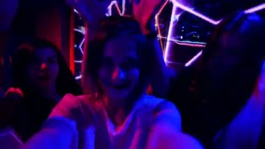 parti yapmak selfie - güzel kıza disko doğum günü