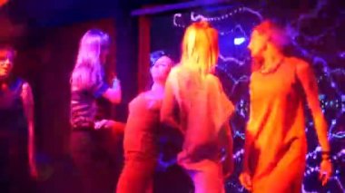 güzel kızlar dans bir partide - disko doğum günü