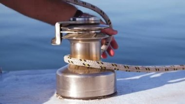 Teknenin kaptanı yaz aylarında nehir üzerinde demirleyen