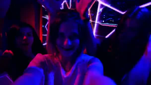 Красивая девушка на вечеринке делает селфи - день рождения дискотеки — стоковое видео