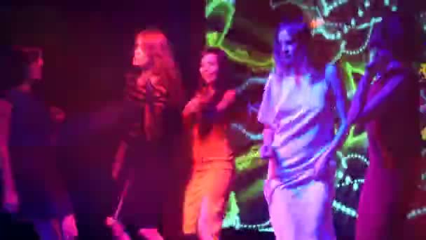 Красиві дівчата танцюють на вечірці - день народження диско — стокове відео