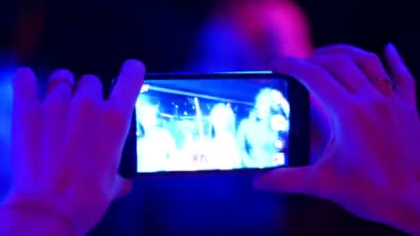 Em uma festa de telefone celular atirar vídeo - discoteca na festa de aniversário de uma menina bonita — Vídeo de Stock