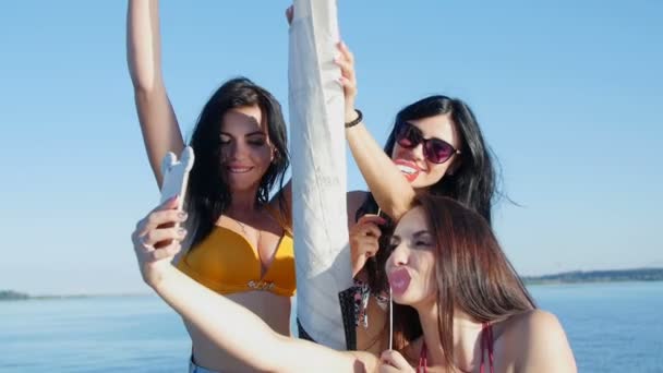 Chicas bonitas hacen selfie en un yate - fiesta y despedida de soltera — Vídeos de Stock