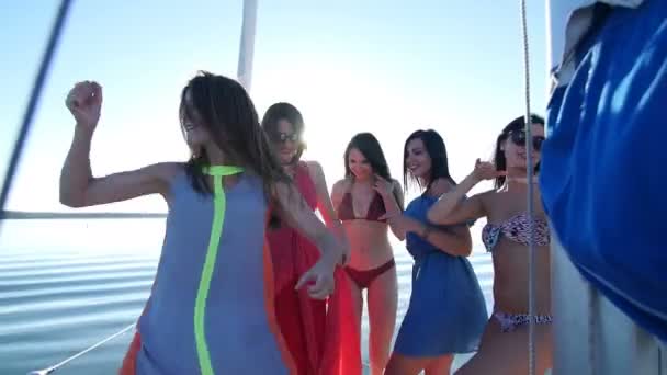 Vackra flickor som dansar på en yacht- och bachelorette part — Stockvideo