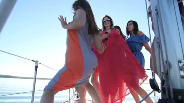 Красивые девушки танцуют на яхте - вечеринка и девичник — стоковое видео