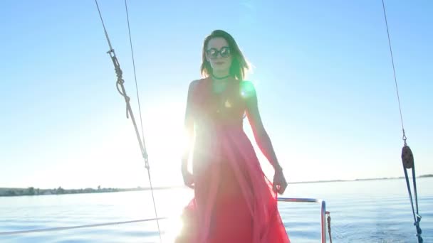 Krásná dívka tančí na jachtě - párty a Rozlučka — Stock video