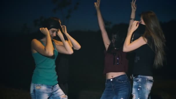Девушки готовятся к ограблению - бандиты в чулках на голове — стоковое видео
