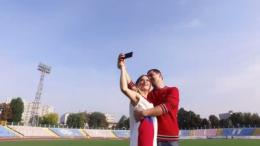 güzel kız ve selfie Stadı nda yapan adam