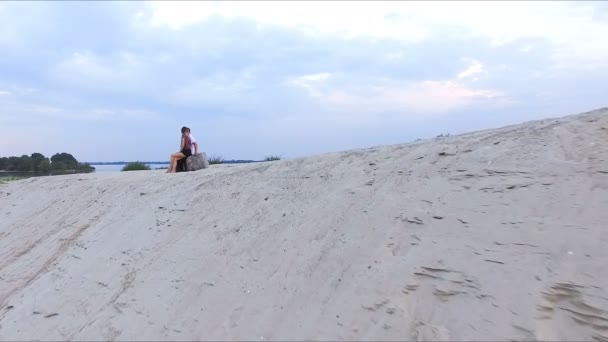 Pojke och flicka på stranden av floden - titta in avståndet — Stockvideo