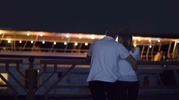 Amantes están esperando el barco - por la noche en el verano — Vídeo de stock