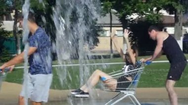 çocuklar kız bir çeşme yaz aylarında arabaları - haddelenmiş