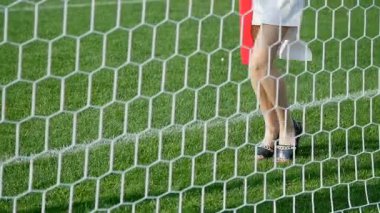 genç bir adam ve güzel bir kız futbol sahasında dans