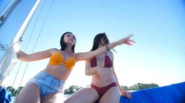 güzel kız bir yatta - bir bekarlığa veda partisi bir yatta tesisi