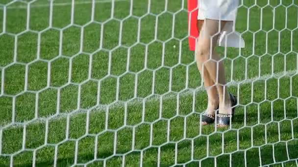 Um jovem e uma linda menina dançando no campo de futebol — Vídeo de Stock