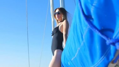 -Bir bekarlığa veda partisi bir yatta gelin dansları