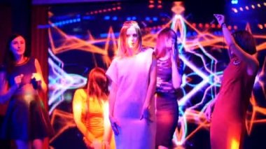 güzel kızlar dans bir partide - disko doğum günü