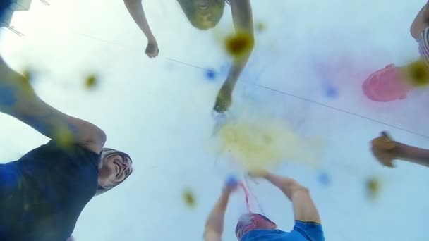 Chlapci a dívky odcházejí z barevného písku - zábava mladých lidí — Stock video