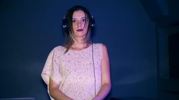 DJ lány a disco - tánc, minden lány fejhallgató — Stock videók