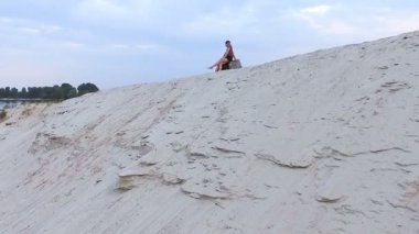 erkek ve kız mesafe içine bakarak Nehri - Tarih