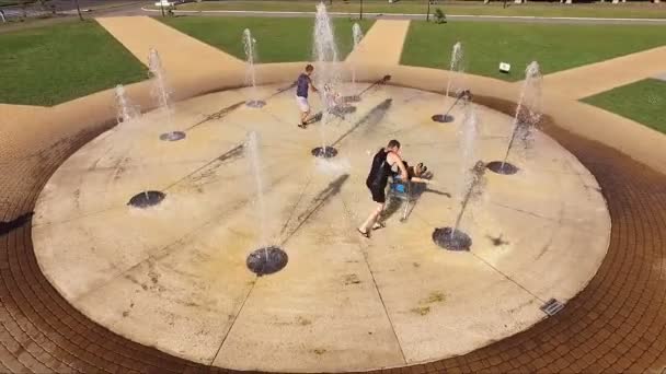 Мальчики девочки катали тележки - фонтан летом — стоковое видео