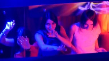 güzel kızlar - ayna yansıması bir partide dans