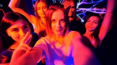 parti yapmak selfie - güzel kıza disko doğum günü