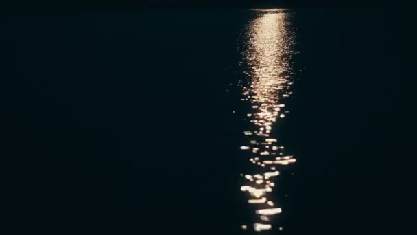Nachts spiegelt sich der Mond im Meer — Stockvideo